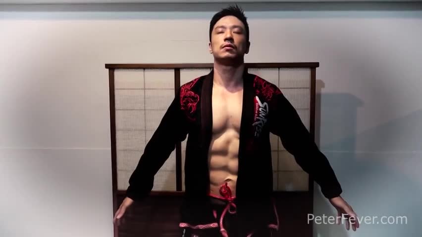 【ゲイ動画】武道の道は、アナルも鍛える！　アジア系スジ筋イケメンが師範から巨根指導！