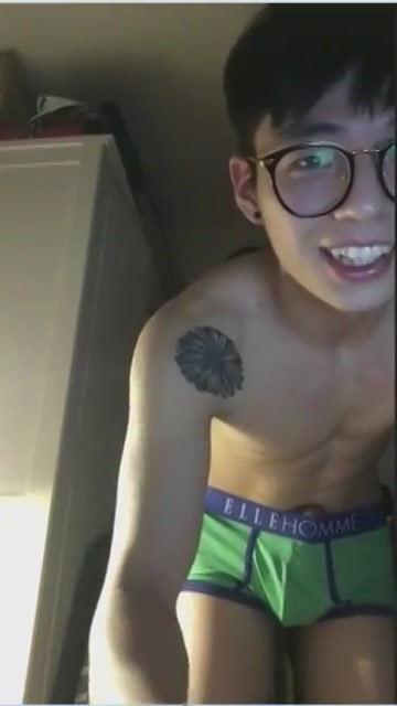 【ゲイ動画】大きな黒縁メガネが可愛いアジア系童顔スリ筋美少年が、オナニーを自撮り♪