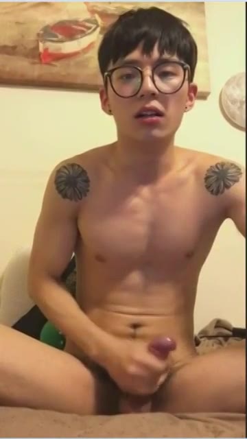 【ゲイ動画】大きな黒縁メガネが可愛いアジア系童顔スリ筋美少年が、オナニーを自撮り♪