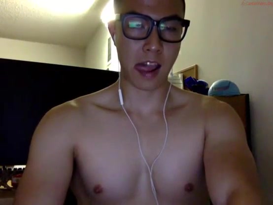 【ゲイ動画】メガネだけど筋肉マッチョボディーなアジア系イケメン外国人が、ぶっとい巨根をシコシコするオナニーシーンを自撮りで披露♪