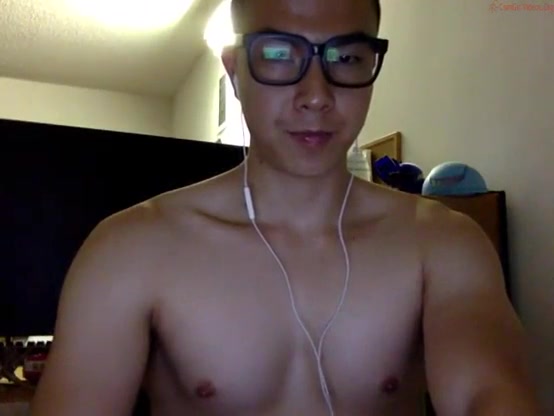 【ゲイ動画】メガネだけど筋肉マッチョボディーなアジア系イケメン外国人が、ぶっとい巨根をシコシコするオナニーシーンを自撮りで披露♪