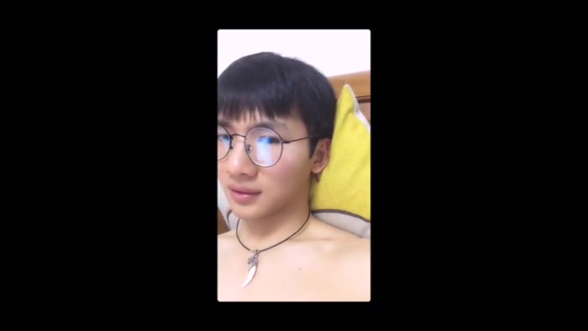 【ゲイ動画】メガネ童顔なアジア系スリ筋美少年外国人がスマホで巨根を扱くオナニー姿を自撮りしたよ！