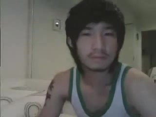 【ゲイ動画】けだるげな顔がクールなアジア系筋肉髭イケメンが、ぶっとい巨根をシコシコオナニー！