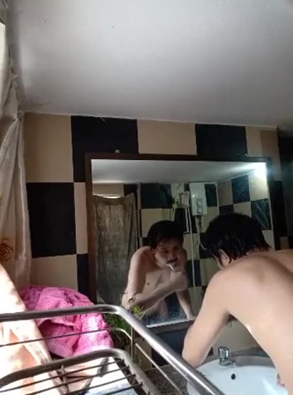 【ゲイ動画】素人筋肉ヒゲメン外国人の裸と日常を自撮りでライブ配信するシュール映像！