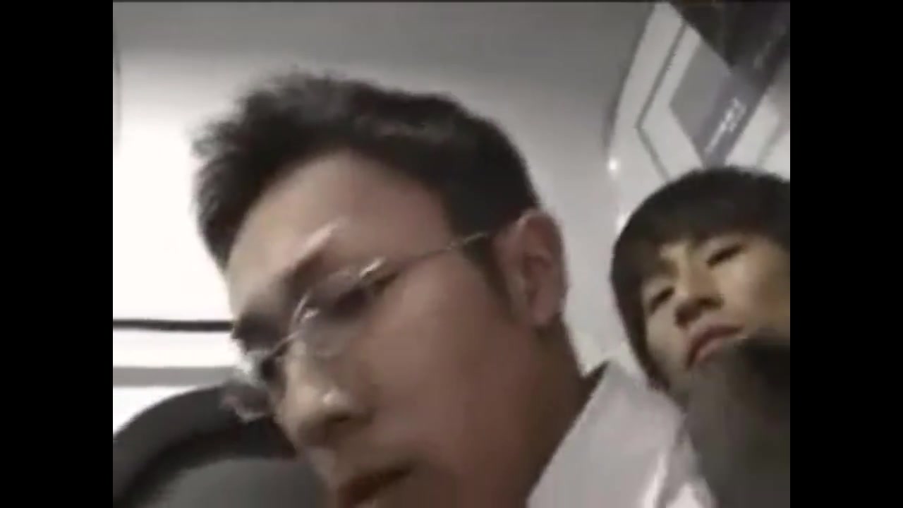【ゲイ動画】メガネの真面目そうな筋肉イケメンリーマンが痴漢ターゲット！　やんちゃ野郎に電車内で囲まれ、全身リップや兜合わせ！
