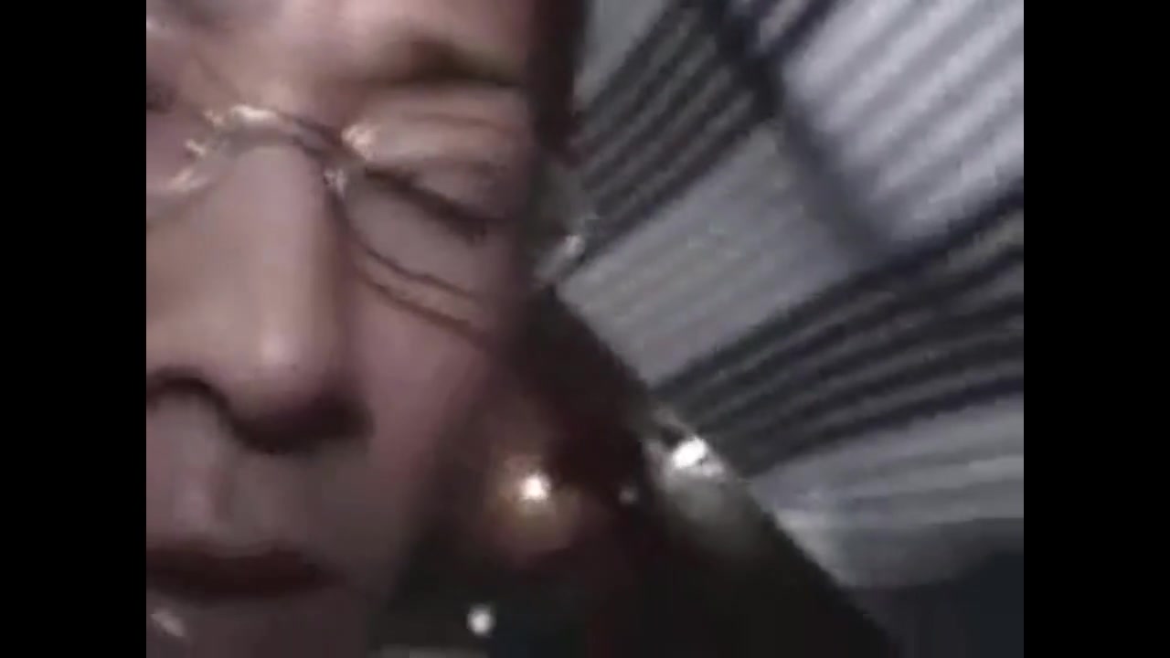 【ゲイ動画】メガネの真面目そうな筋肉イケメンリーマンが痴漢ターゲット！　やんちゃ野郎に電車内で囲まれ、全身リップや兜合わせ！