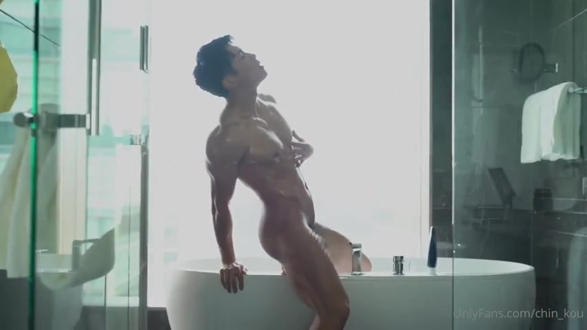 【ゲイ動画】浴室でスジ筋マッチョイケメンが、ディルド使ったケツマンアナニー！