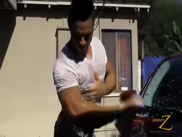 【ゲイ動画】外国人マッチョイケメンが洗車、そして巨根を惜しげもなく披露しながらオナニーする！　かっこ良すぎか！